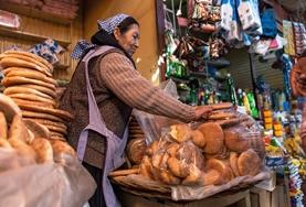 Volunteer Language Courses Volunteers practise their Spanish language skills at a local market in Bolivia, South America.