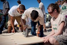 Volunteer South Africa Building volunteers work together to construct a community centre in a local township in South Africa.