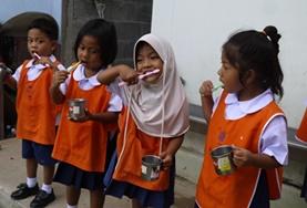 Volunteer Thailand Local children learn how to brush their teeth correctly under the guidance of one of our childcare volunteers in Thailand.