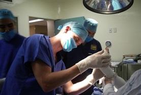 Volunteer Medical Electives A Medicine Elective intern observes a surgery performed by local doctors in Mexico.
