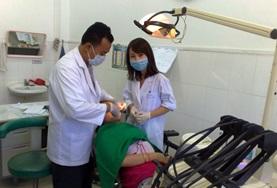 Volunteer Dentistry A local dentist teaches a Dentistry Elective intern about dental practice in a developing country.