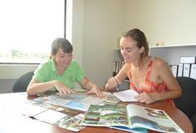 Volunteer Journalism Two Journalism interns work together on compiling an article during their internship placement in Costa Rica.