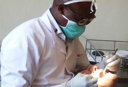 Volunteer Medicine & Healthcare A professional dentist demonstrates a procedure to Dentistry volunteers doing their internship in Kenya.