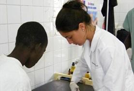 Volunteer Medicine & Healthcare A Medicine intern in Senegal gains important work experience removing a bandage from a child's leg.
