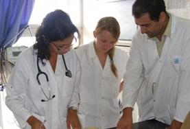 Volunteer Medicine & Healthcare Local physiotherapists discuss a patient's treatment plan with a Physiotherapy volunteer doing her internship in Morocco.