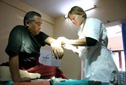 Volunteer Medicine & Healthcare A professional acupuncturist uses acupuncture to treat a patient in a local hospital as part of her volunteer work in Nepal.