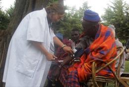 Volunteer Tanzania A high school student volunteering on our Public Health project in Tanzania measures a local person's blood pressure.