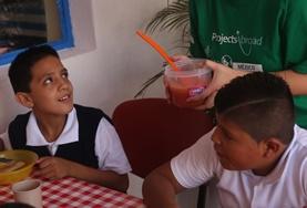 Volunteer Mexico A Social Work volunteer in Mexico sits down for a meal with local children to chat to them and learn more about them during her internship.