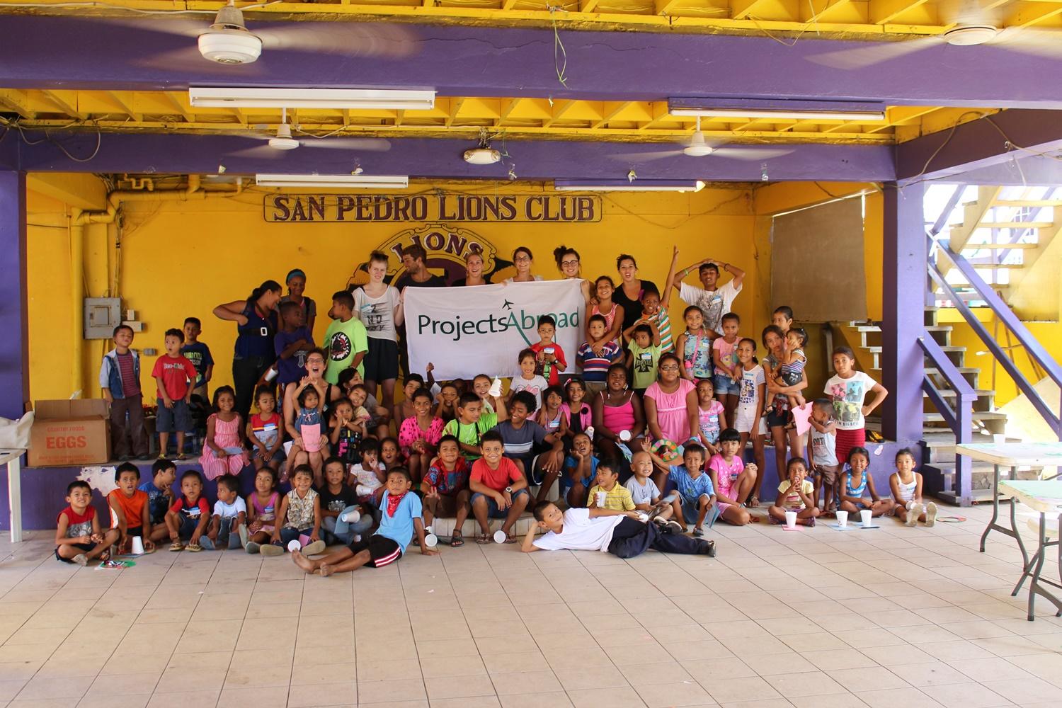 Volunteer Belize Volunteers and school children pose together at our volunteer Teaching placement in Belize.
