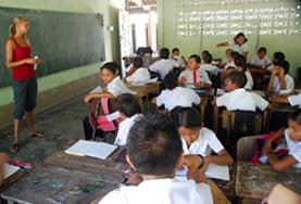 Volunteer Costa Rica A volunteer teaches an English lesson to a class of local students during her Teaching project work in Costa Rica.